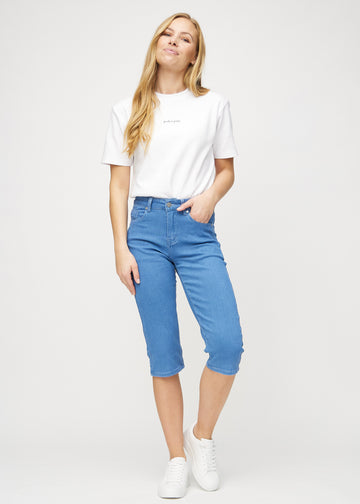 Fullt bilde av modell i blå regular capris.