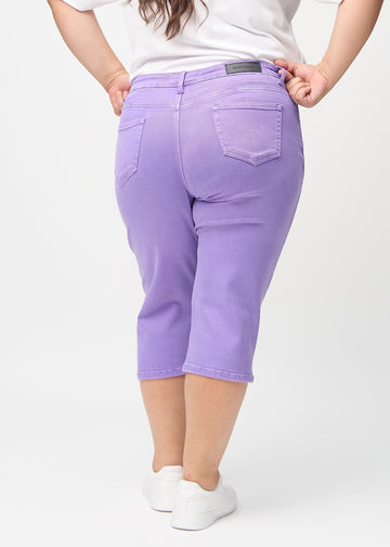 Lilla regular capris sett bakfra på en plus-size-modell, så man kan se hele produktet.