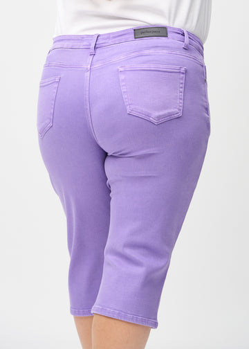 Lilla regular capris sett bakfra på nært hold på en plus-size-modell for å vise detaljer.