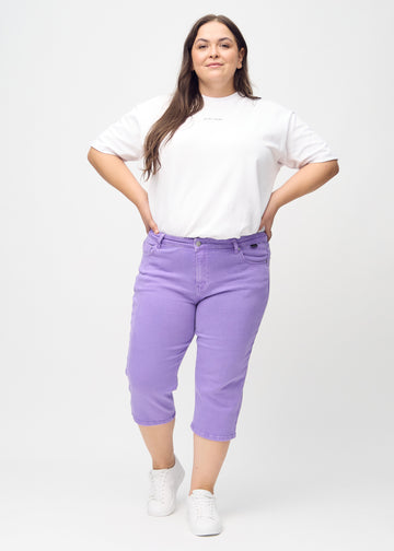 Fullt bilde av en plus-size-modell i lilla regular capris.