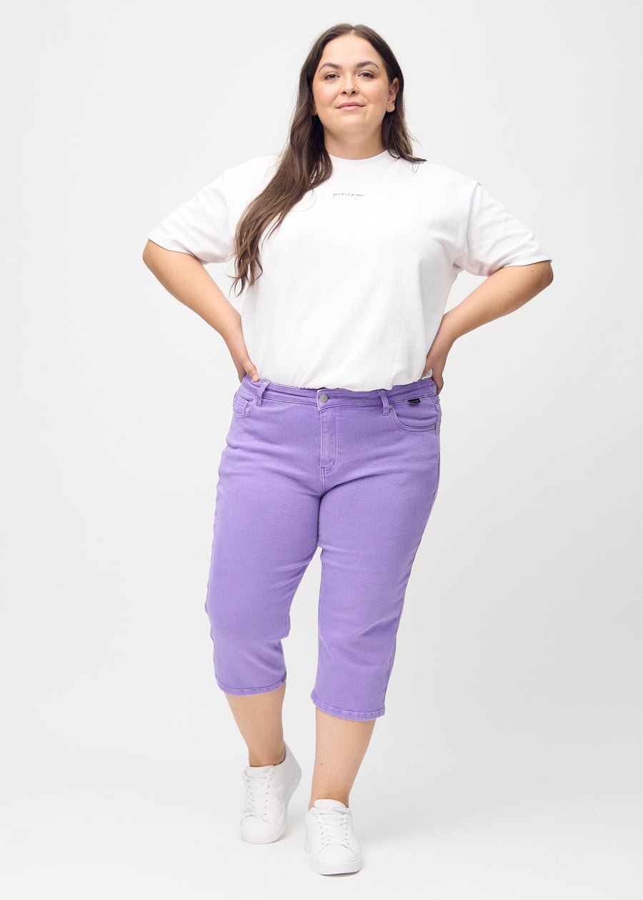 Fullt bilde av en plus-size-modell i lilla regular capris.