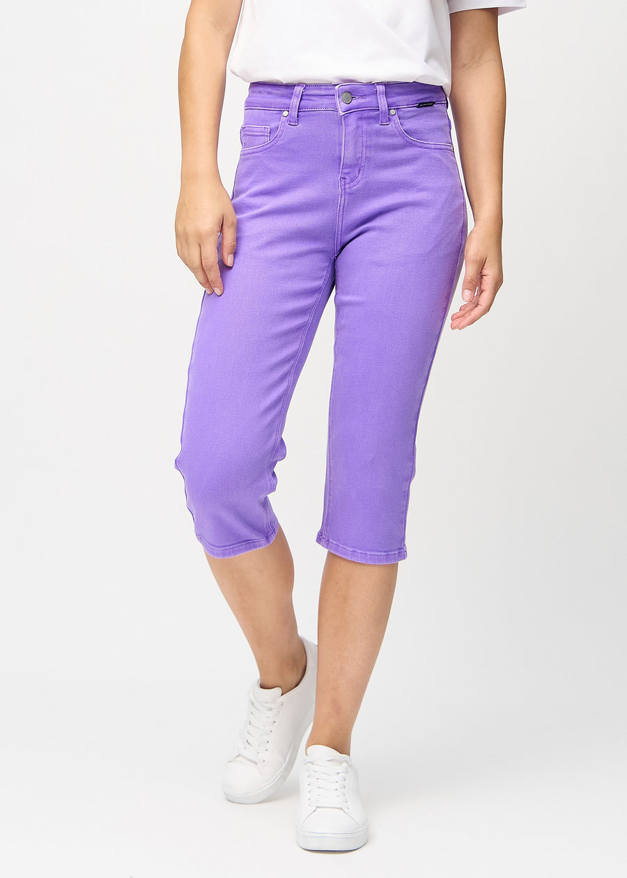 Lilla regular capris, modellnavn Lavenders, som går rett ned langs benet, sett forfra.