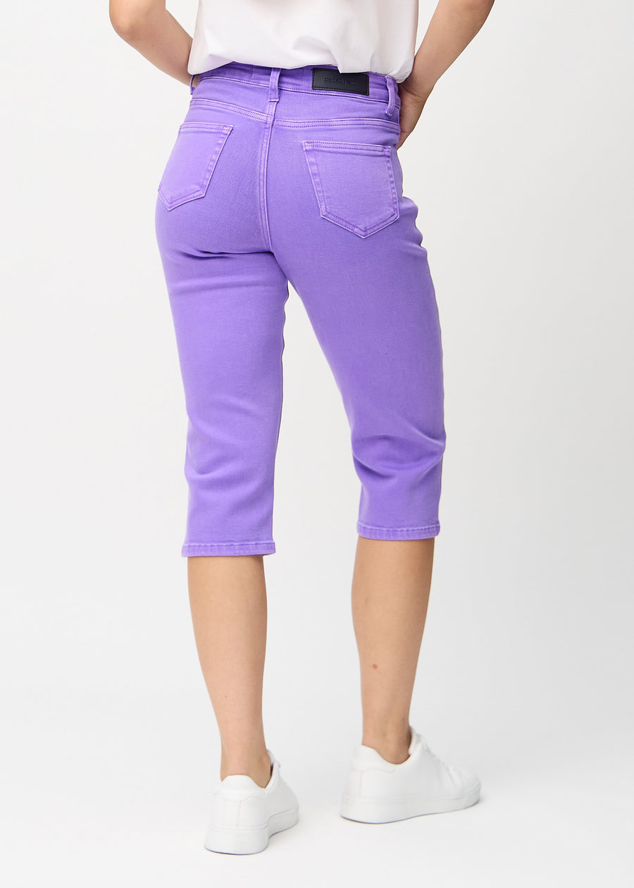 Lilla regular capris sett bakfra, så man kan se hele produktet.