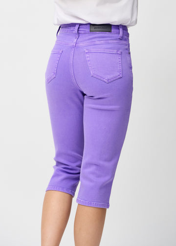 Lilla regular capris sett bakfra på nært hold for å vise detaljer.