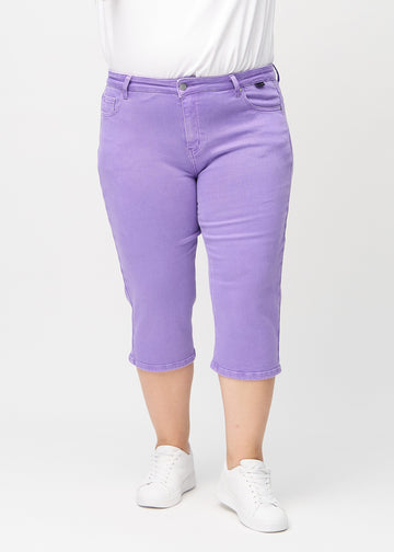 Lilla regular capris, modellnavn Lavenders, som går rett ned langs benet på en plus-size-modell, sett forfra.