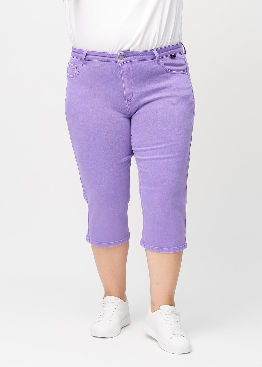 Lilla regular capris, modellnavn Lavenders, som går rett ned langs benet på en plus-size-modell, sett forfra.