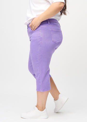 Lilla regular capris sett fra siden på en plus-size-modell.