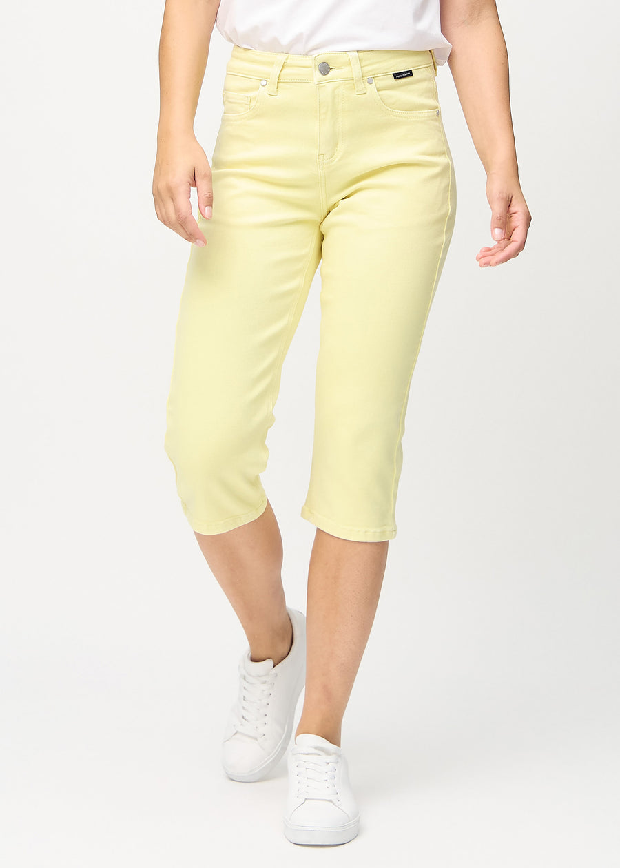 Lysegule regular capris, modellnavn Lemonades, som går rett ned langs benet, sett forfra.