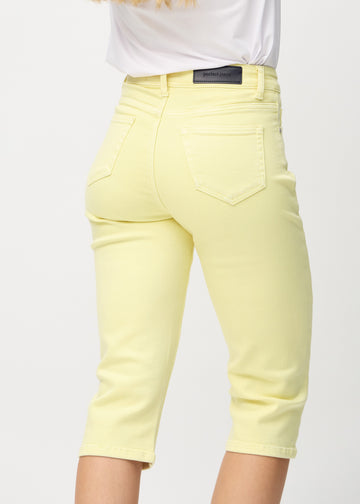 Lysegule regular capris sett bakfra på nært hold for å vise detaljer.