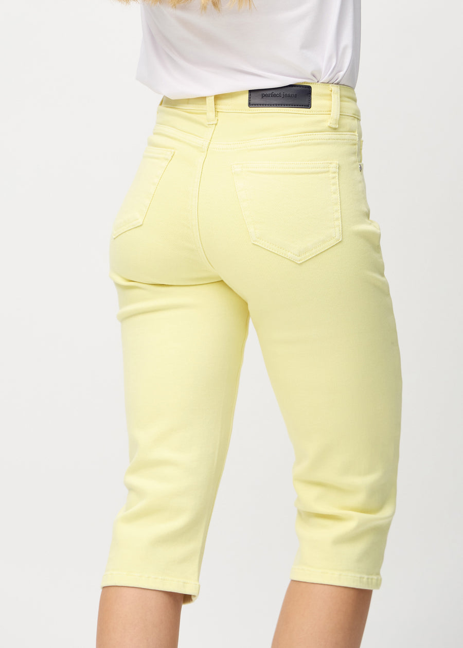 Lysegule regular capris sett bakfra på nært hold for å vise detaljer.