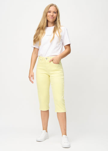 Fullt bilde av modell i lysegule skinny capris.
