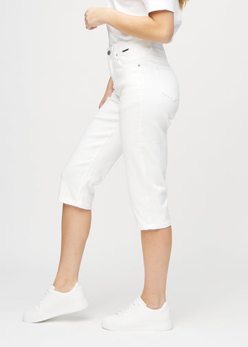 Hvite regular capris sett fra siden på modell.