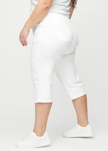 Hvite regular capris sett fra siden på en plus-size-modell.