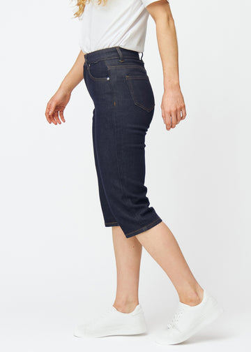 Dyp mørkeblå denim capris til dame i fargen Midnights med regular passform sett fra siden på modell.