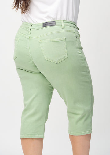 Lysegrønne regular capris sett bakfra på nært hold på en plus-size-modell for å vise detaljer.