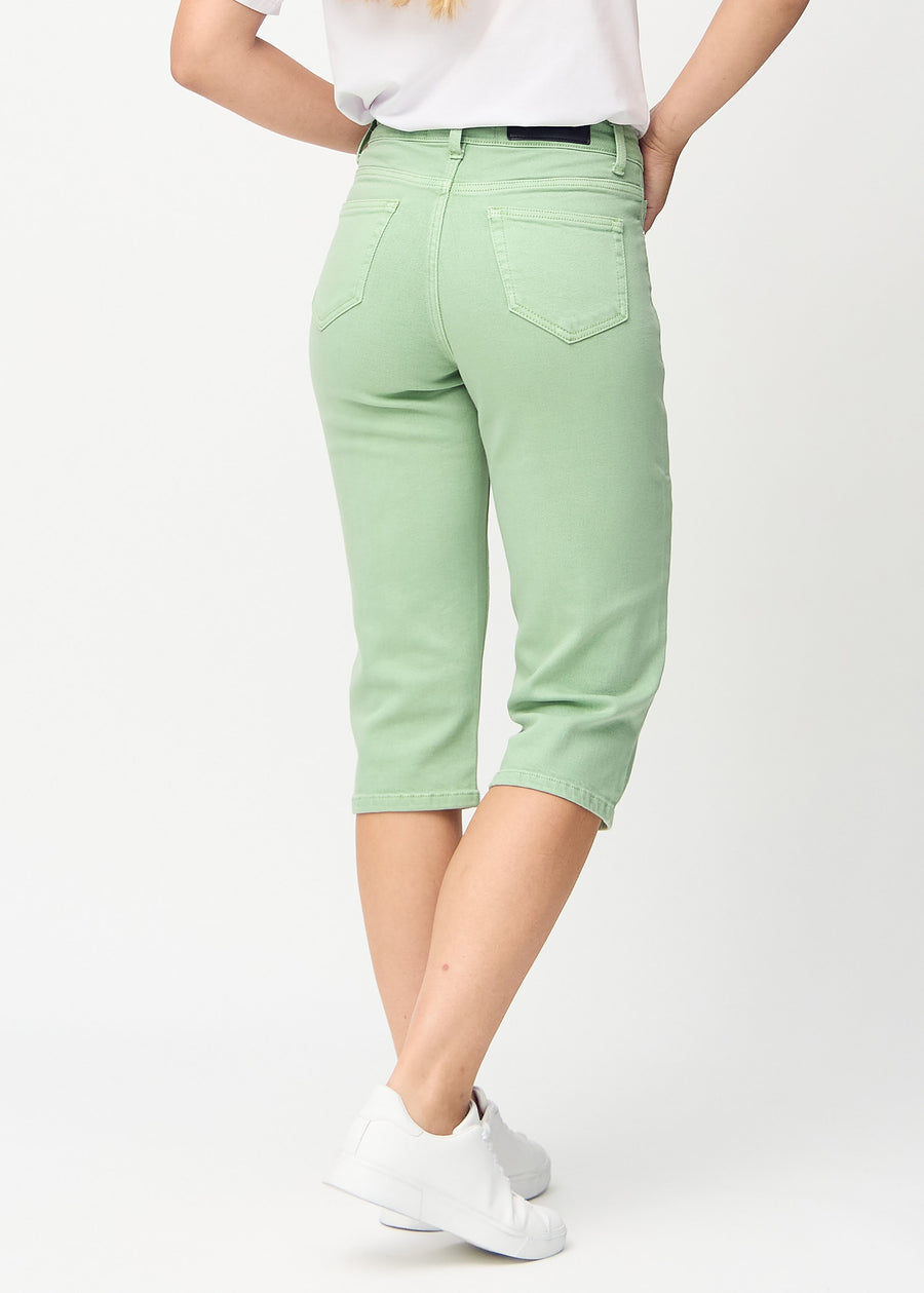Lysegrønne regular capris sett bakfra, så man kan se hele produktet.