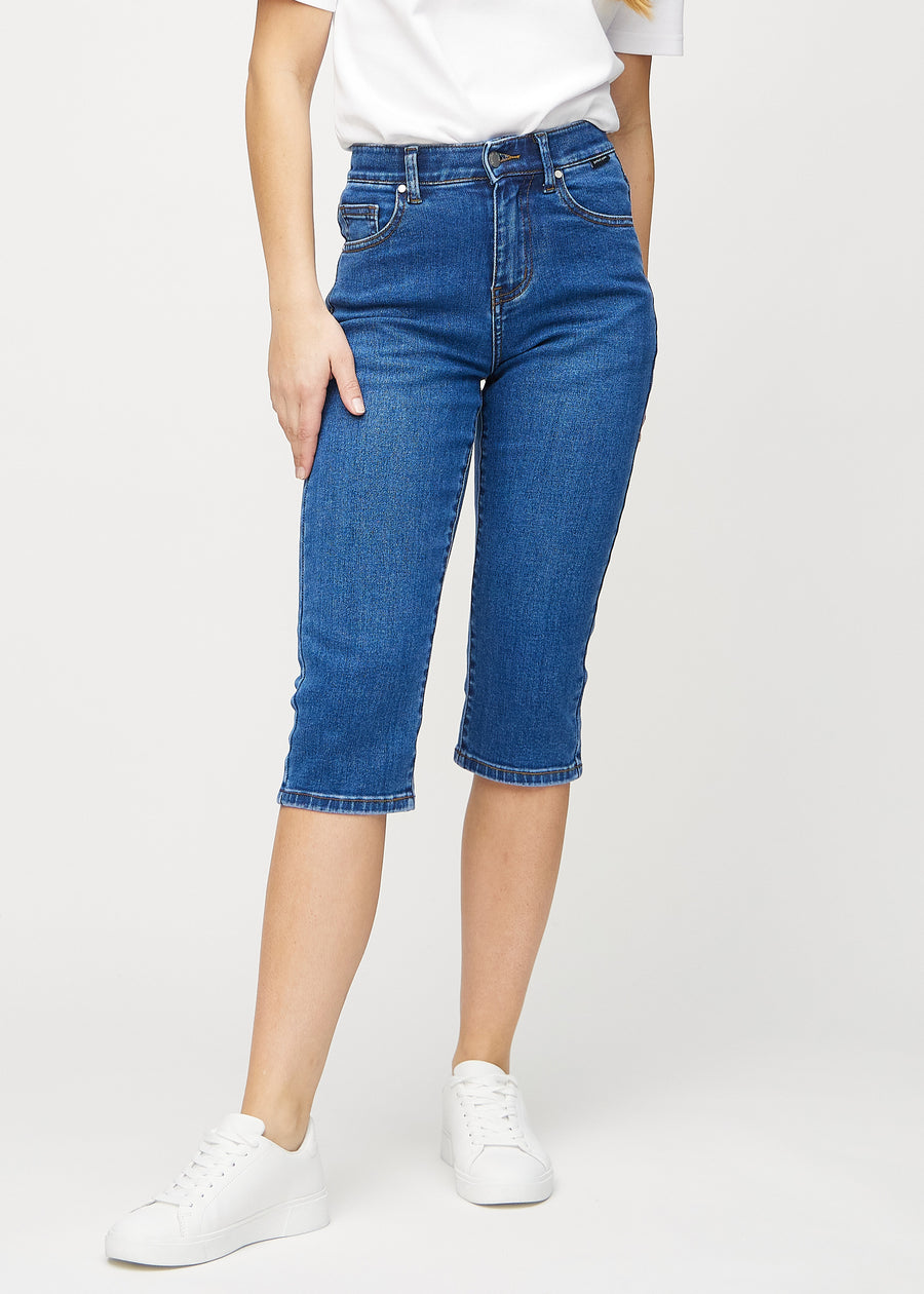 Mørk denim regular capris, modellnavn Oceans, som sitter rett langs benet og slutter rett under kneet, sett forfra.