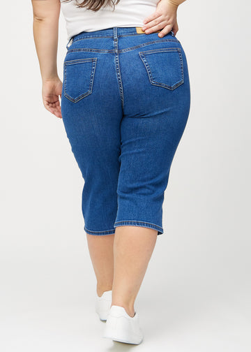 Mørk denim regular capris sett bakfra på en plus-size modell, så man kan se hele produktet.