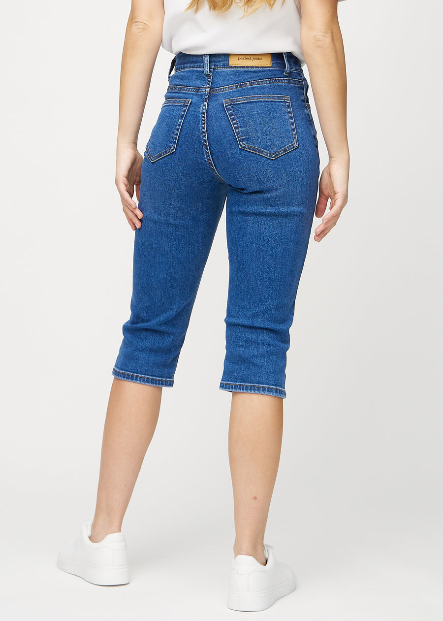 Mørk denim regular capris sett bakfra, så man kan se hele produktet.