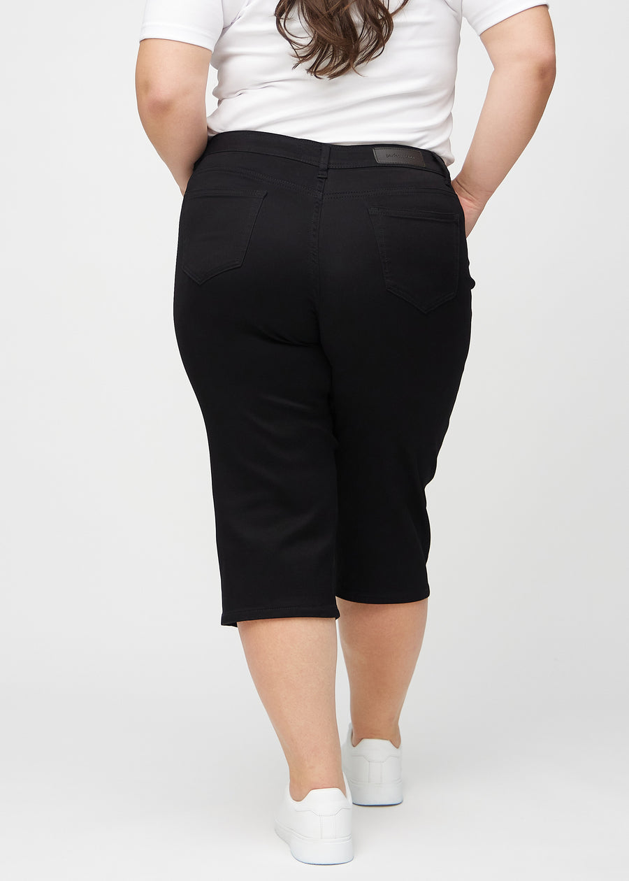 Svarte regular capris sett bakfra på en plus-size modell, slik at man kan se hele produktet.