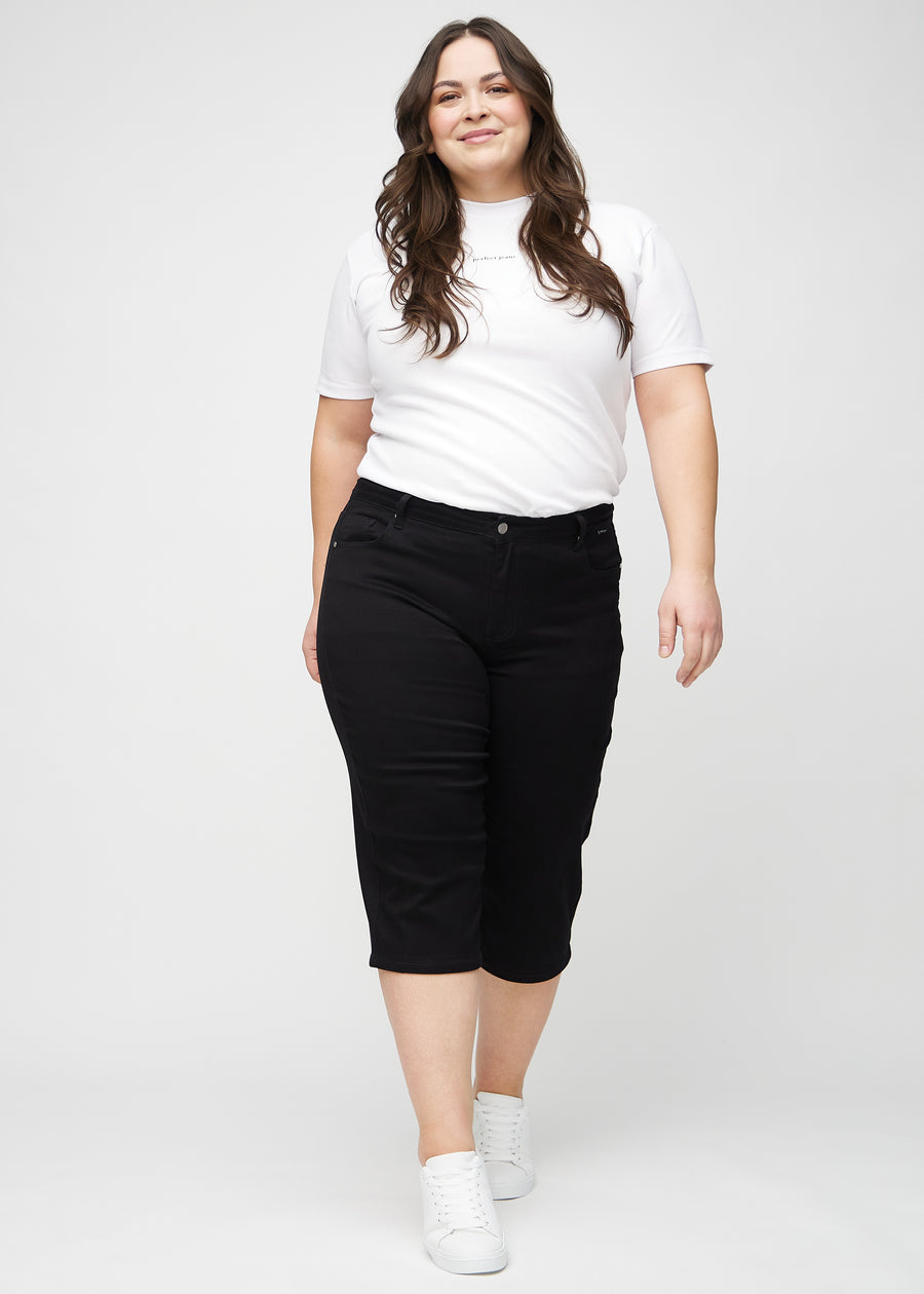 Fullt bilde av en plus-size modell i svarte regular capris.