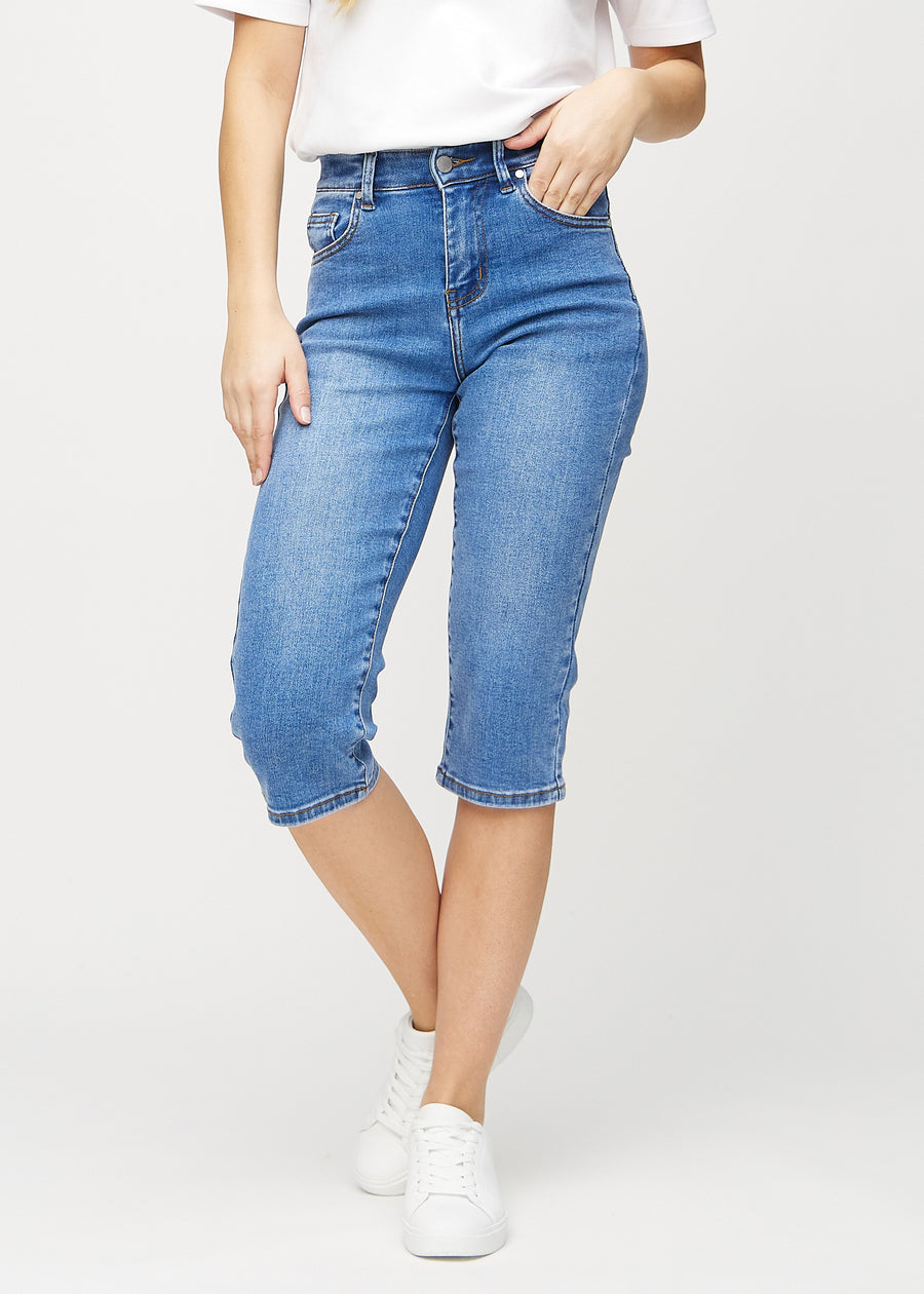 Denim regular capris, modellnavn Rivers, som sitter tett langs benet og slutter rett under kneet, sett forfra.