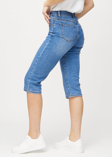 Denim regular capris sett fra siden på modell.