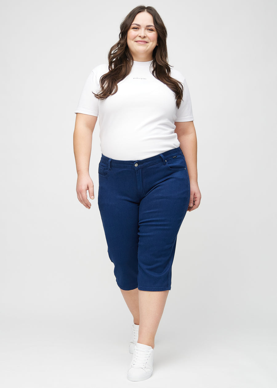 Fullt bilde av en plus-size-modell i mørkeblå regular capris.