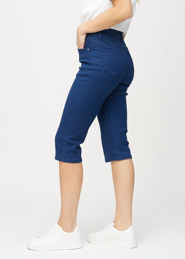 Mørkeblå regular capris sett fra siden på modell.