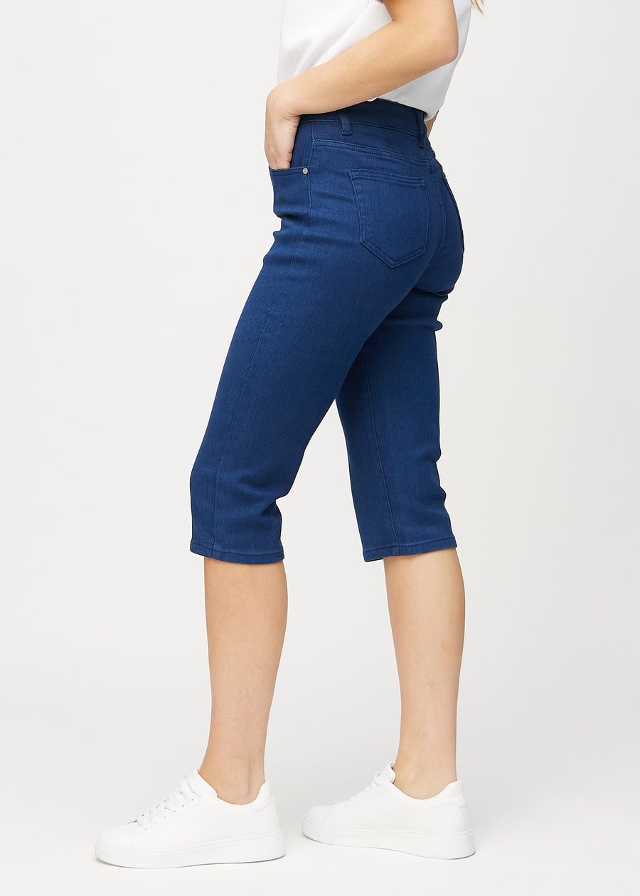Mørkeblå regular capris sett fra siden på modell.