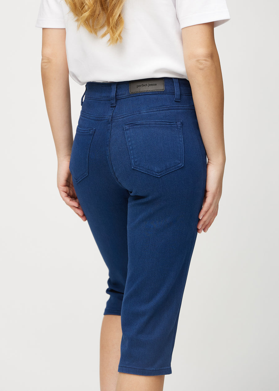 Mørkeblå regular capris sett bakfra på nært hold for å vise detaljer.