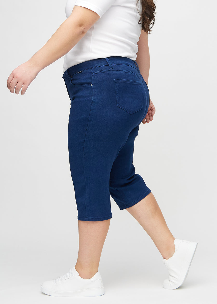 Mørkeblå regular capris sett fra siden på en plus-size-modell.