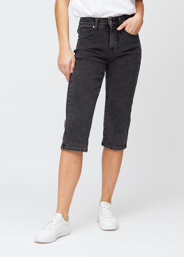 Mørkegrå denim regular capris, modellnavn Shadows, som sitter rett langs benet og slutter rett under kneet, sett forfra.