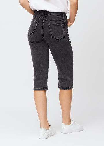 Mørkegrå denim regular capris sett bakfra, slik at man kan se hele produktet.