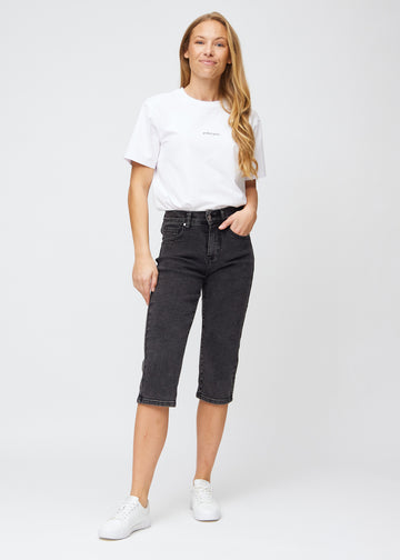 Fullt bilde av modell i mørkegrå denim regular capris.