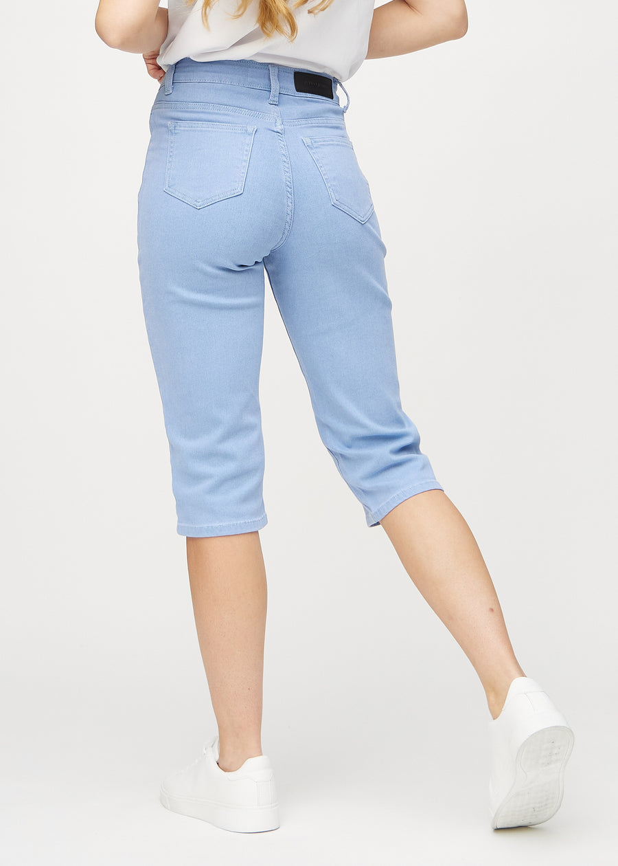 Lyseblå regular capris sett bakfra, slik at man kan se hele produktet.