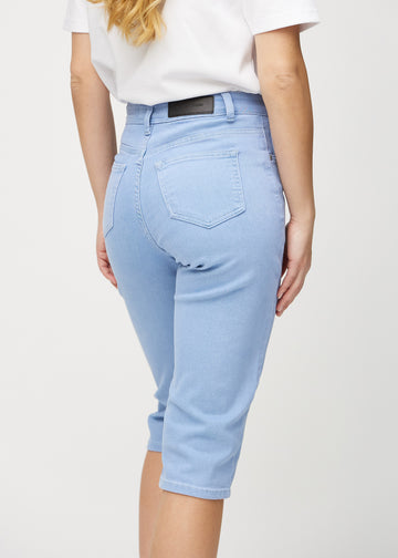 Lyseblå regular capris sett bakfra på nært hold for å vise detaljer.