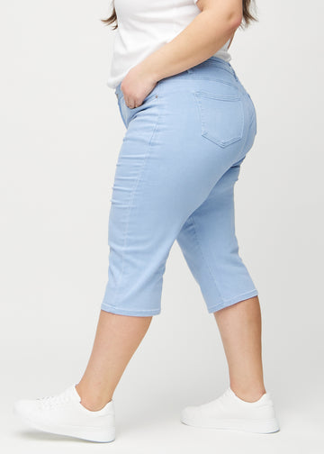 Lyseblå regular capris sett fra siden på en plus-size-modell.