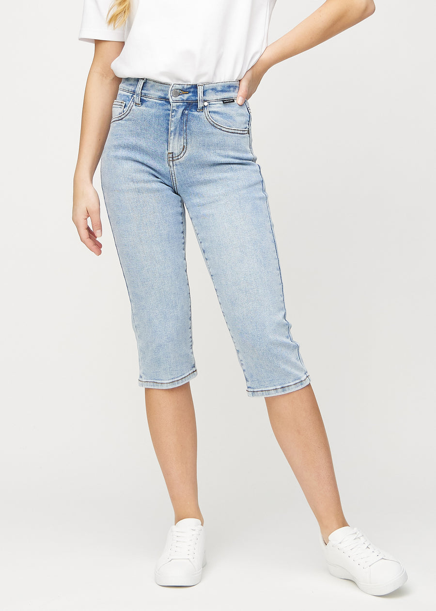 Lys denim regular capris, modellnavn Waves, som sitter rett langs benet og slutter rett under kneet, sett forfra.