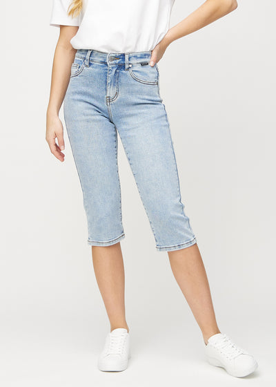 Lys denim regular capris, modellnavn Waves, som sitter rett langs benet og slutter rett under kneet, sett forfra.