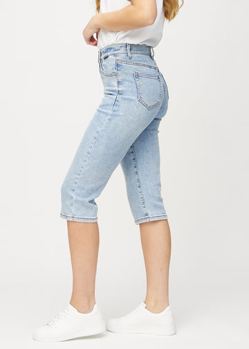 Lys denim regular capris sett fra siden på modell.