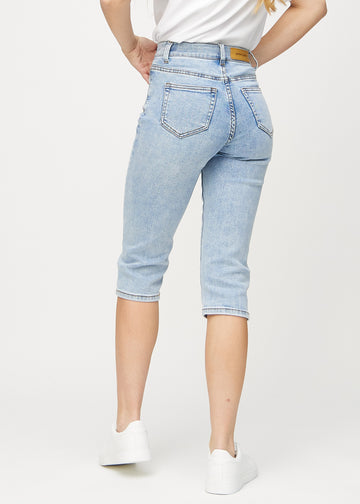 Lys denim regular capris sett bakfra, slik at man kan se hele produktet.