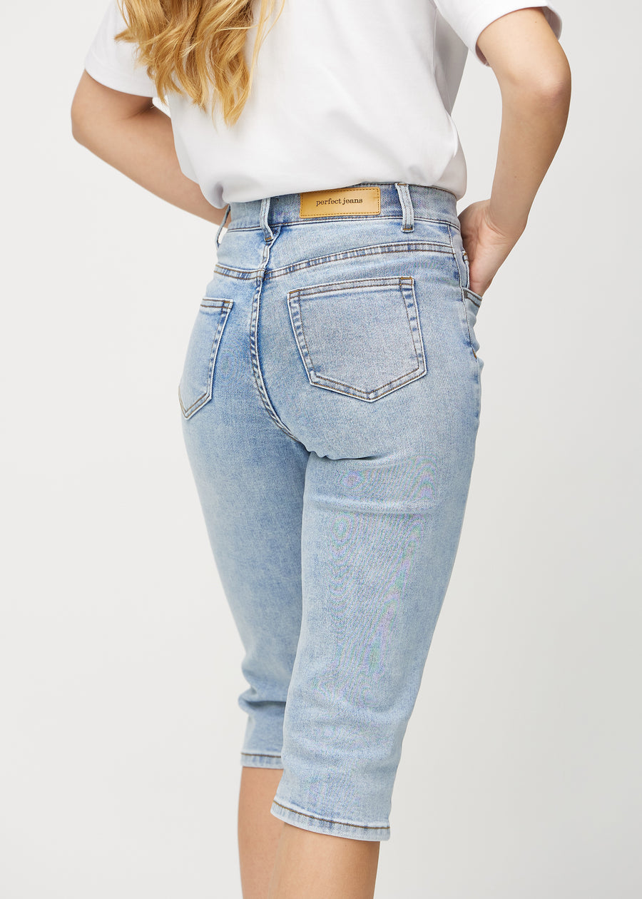 Lys denim regular capris sett bakfra på nært hold for å vise detaljer.
