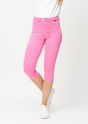 Skinny-capris til kvinner i pastellrosa jeansstoff, fargen Flamingos. Sett forfra på en modell, med tettsittende ben til rett under kneet.