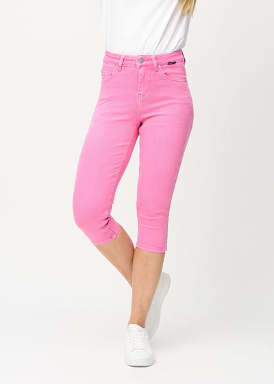 Skinny-capris til kvinner i pastellrosa jeansstoff, fargen Flamingos. Sett forfra på en modell, med tettsittende ben til rett under kneet.