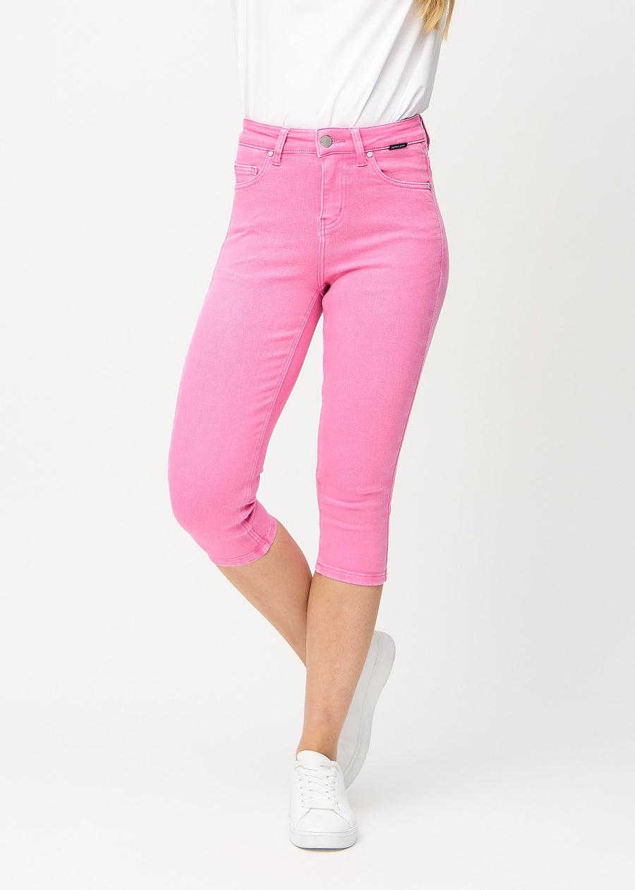 Skinny-capris til kvinner i pastellrosa jeansstoff, fargen Flamingos. Sett forfra på en modell, med tettsittende ben til rett under kneet.