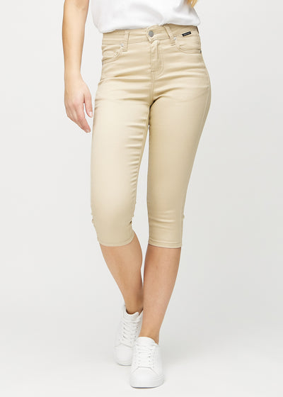 Skinny-capris til kvinner i beige jeansstoff, fargen Gazelles. Sett forfra på en modell, med tettsittende ben til rett under kneet.