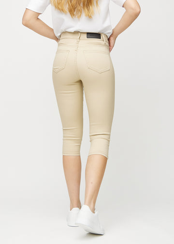 Skinny-capris til kvinner i beige jeansstoff, fargen Gazelles. Sett bakfra på en modell, med fokus på passform og baklommer.