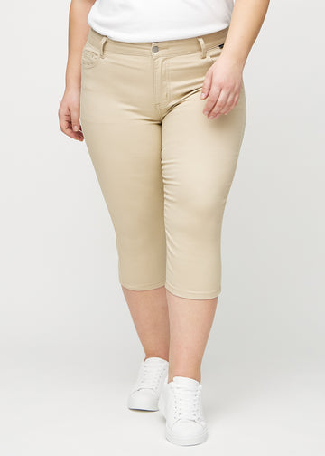 Skinny-capris til kvinner i beige jeansstoff, fargen Gazelles. Sett forfra på en plus size-modell, med tettsittende ben til rett under kneet.