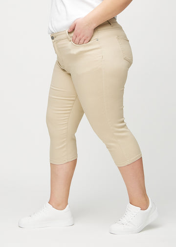 Skinny-capris til kvinner i beige jeansstoff, fargen Gazelles. Sett fra siden på en plus size-modell, med tettsittende passform.